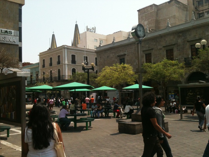 Estoy en Plaza Universidad! Walking in the sun luloposterous